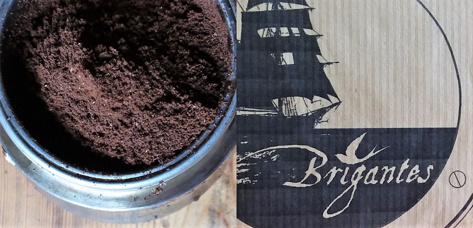 Kaffeesatz in einer Espressomaschine. Daneben ein Aufdruck von Brigantes auf Papier.