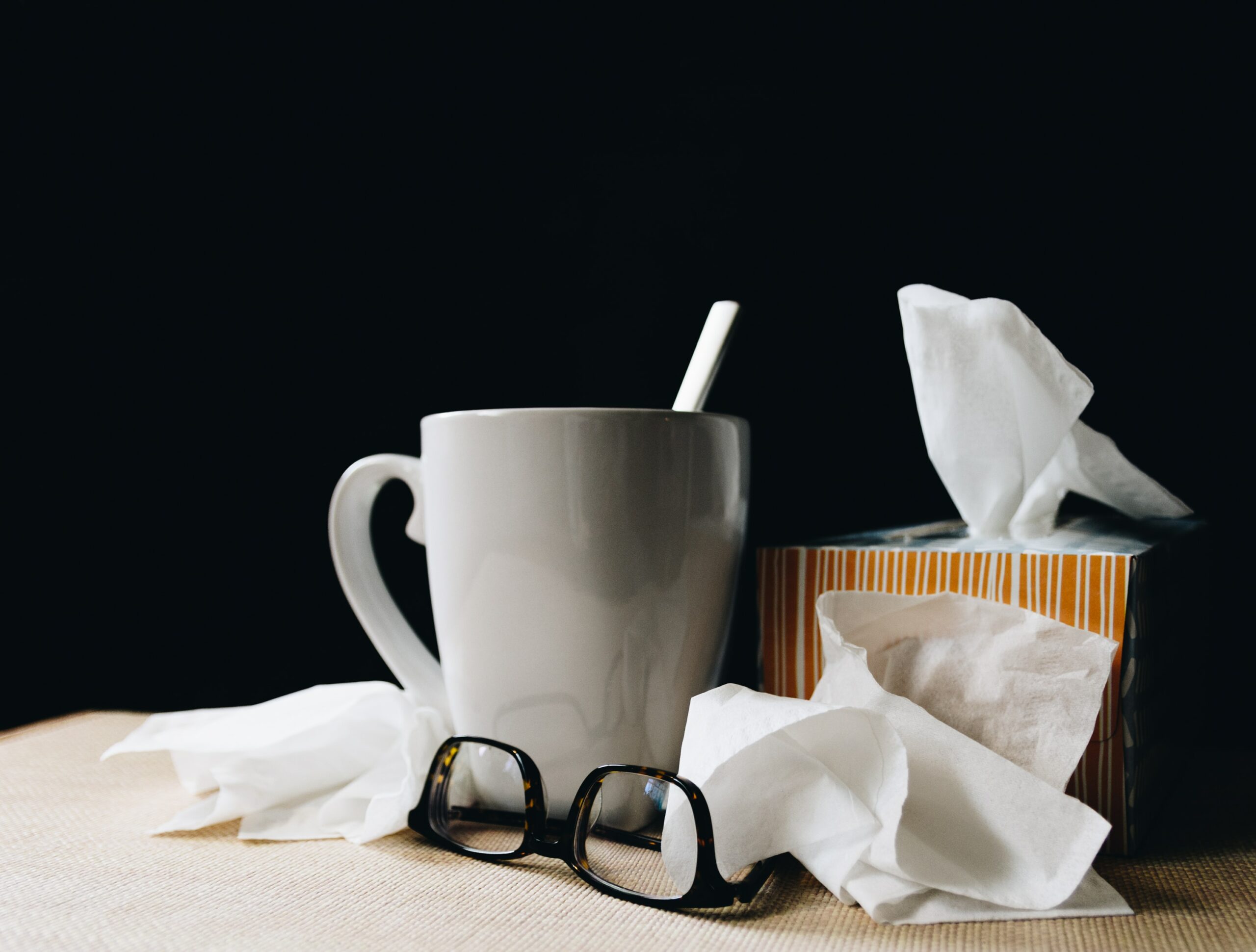 Erkältung-Kaffee, Darstellung Taschentücherbox und Heißgetränk