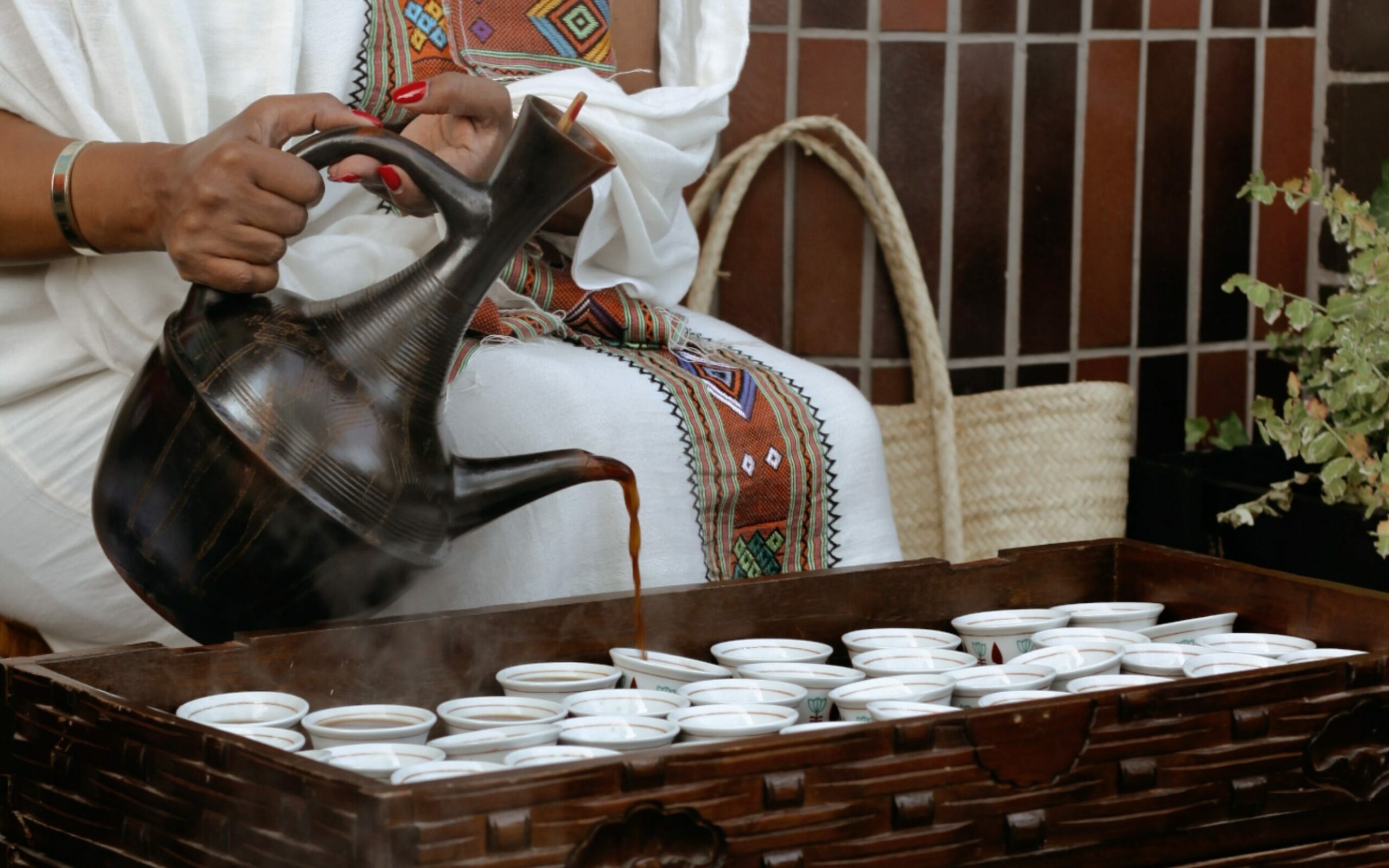 Äthiopischer Kaffee wird serviert.